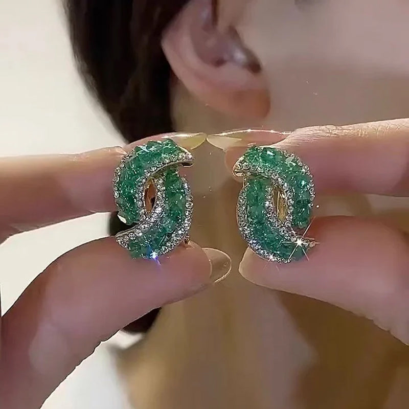 Kreuz Ohrringe mit grünem Kristall